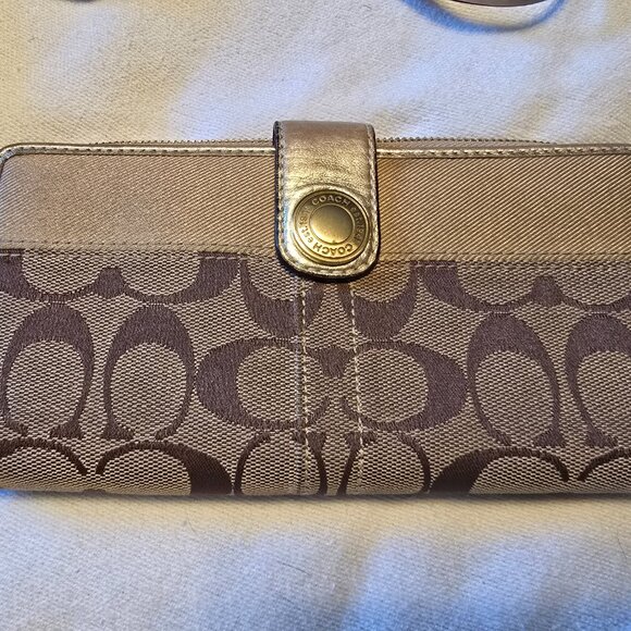 Coach Wallet Gold #41202 Credit Card Slots Pretty! Beautiful - Picture 2 of 16